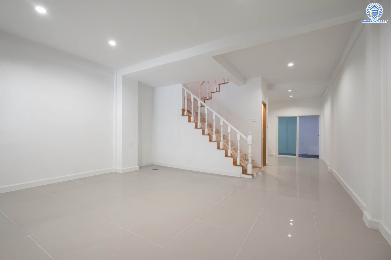 บ้านมือสองตกแต่งใหม่ ม.บัณฑิตโฮม ดอนเมือง เนื้อที่ 22.5 ตร.ว. ฟังก์ชัน 3 ห้องนอน 2 ห้องน้ำ จอดรถได้ 1 คัน บนทำเลศักยภาพ หน้าโครงการติดถนนวิภาวดี ใกล้สนามบินดอนเมือง ฟิวเจอร์พาร์ครังสิต, ม.รังสิต จุดขึ้นทางด่วน "โทลเวย์" และรถไฟฟ้าสายสีแดง "สถานีหลักหก"